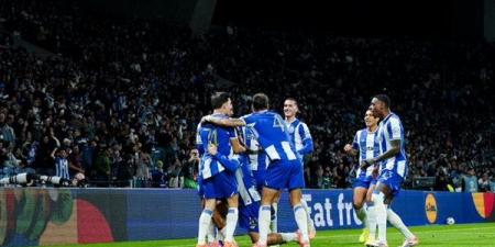 أستون
      فيلا
      يسقط
      أمام
      بورتو
      بنتيجة
      2-1
      وديا