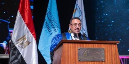 رئيس جامعة الإسكندرية يشهد حفل تخريج دفعة جديدة من برامج الدراسات العليا المهنية بكلية الأعمال