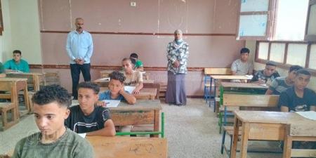 وكيل التعليم ببني سويف يتفقد لجان الدور الثاني للإعدادية ويشدد على حظر الهواتف