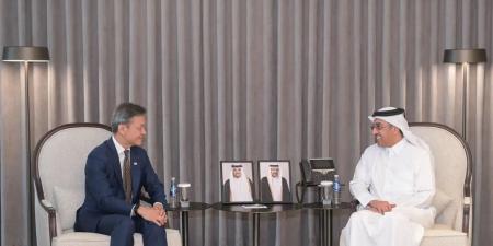 وزير العمل يجتمع مع سفير سنغافورة
