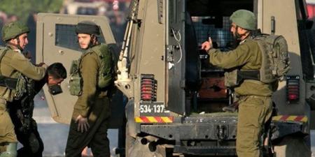 نادي
      الأسير
      الفلسطيني:
      قوات
      الاحتلال
      تعتقل
      20
      فلسطينيا
      في
      الضفة
      الغربية