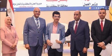 بحضور الوزير والمحافظ، تسليم 250 عقد عمل وتكريم متميزي التدريب المهني بالإسكندرية