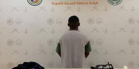 حرس
      الحدود
      يضبط
      مواطنًا
      في
      ينبع
      لمخالفته
      أنظمة
      الصيد
      واستخدام
      أدوات
      محظورة