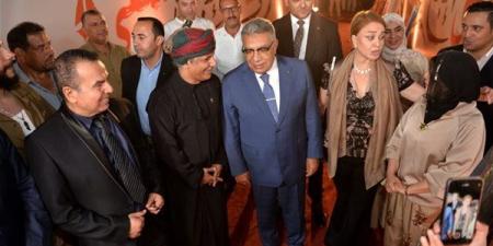 الفن
      يجمع
      العرب
      على
      أرض
      جمصة،
      محافظ
      الدقهلية
      ومادلين
      طبر
      يتفقدان
      معرض
      الفن
      التشكيلي
      في
      ختام
      المهرجان
      الصيفي
      (صور)