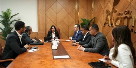 وزيرة
الإسكان
تبحث
مع
كبار
المطورين
العقاريين
تسريع
التسويق
وزيادة
الإشغالات
بالمدن
الجديدة
