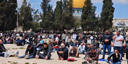 عشرات الآلاف يؤدون صلاة الجمعة في المسجد الأقصى