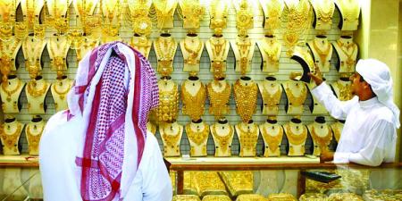 آمال التهدئة بين واشنطن وطهران تدعم الذهب وتخفض أسعار النفط