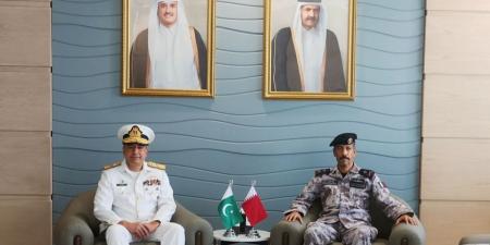 نائب قائد القوات البحرية الأميرية القطرية يلتقي مدير عام الاستخبارات البحرية الباكستانية