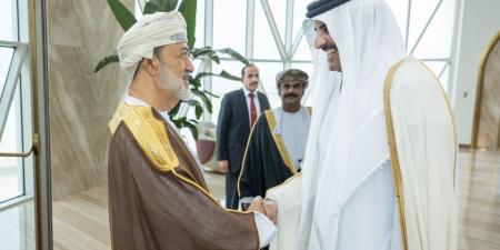 سمو الأمير يتقدم مستقبلي سلطان عُمان