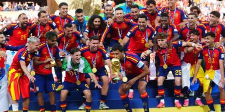 باريس سان جيرمان يفاوض برشلونة لضم نجم إسبانيا الفائز بمونديال 2026