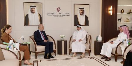 وزير البيئة والتغير المناخي يجتمع مع سفير رومانيا