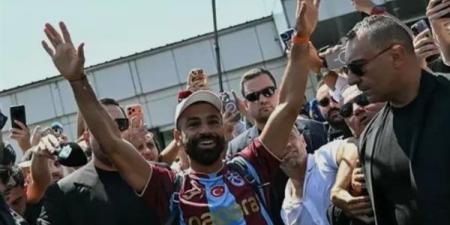 محمد صلاح يغير خريطة الدوري التركي.. طرابزون يحصد 12 مليون يورو خلال 3 أيام.. قفزة هائلة في متابعة حسابات النادي.. مبيعات التذاكر الموسمية تحقق رقم تاريخي.. وطفرة اقتصادية وسياحية وجماهيرية
