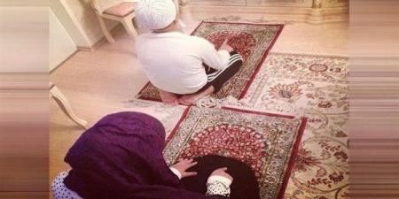 هل يجوز أن يؤمّ الطفل البالغ 9 سنوات أمه في الصلاة؟ أمين الفتوى يجيب (فيديو)
