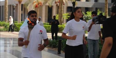 طالب بعلاج طبيعي القاهرة يحمل شعلة دورة الألعاب الأفريقية للجامعات