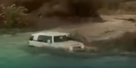 المرور يضبط قائد مركبة خالف أنظمة السلامة بعبور وادٍ أثناء جريانه في جازان