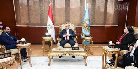محافظ الغربية يبحث مع مساعد وزير الصحة دعم المبادرات الطبية وتعزيز مستوى الخدمات