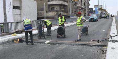 استكمال تنفيذ الأعمال النهائية للفواصل المعدنية بكوبري دمنهور العلوي لإعادة فتحه مساء اليوم