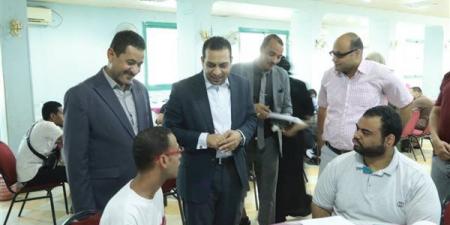 نائب محافظ قنا يتابع ملتقى توظيفي لتوفير فرص عمل للشباب