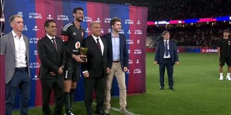 الشناوي يتسلم كأس المركز الثاني بعد خسارة الأهلي أمام برشلونة (صور)