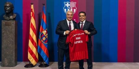 الأهلي وبرشلونة يتبادلان القمصان والهدايا التذكارية علي هامش موقعة الفريقين