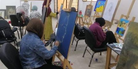 وسط مشاركة واسعة، مجمع 15 مايو للفنون يواصل رحلته بفعاليات عن الرسم والخزف