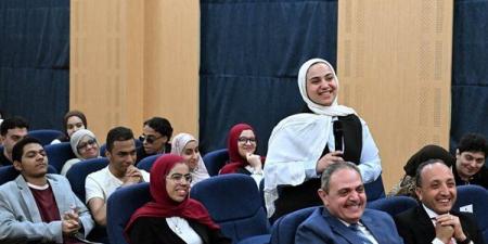 طالبة من أوائل الثانوية تسأل عن الطبقة المتوسطة.. ومدبولي يكشف ما ينتظرها
