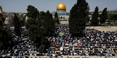 عشرات الآلاف من الفلسطينيين يؤدون صلاة الجمعة في المسجد الأقصى المبارك