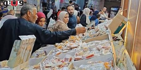 الكيلو بـ 120جنيها، جولة في أقدم سوق لبيع حلاوة المولد بطنطا (فيديو)