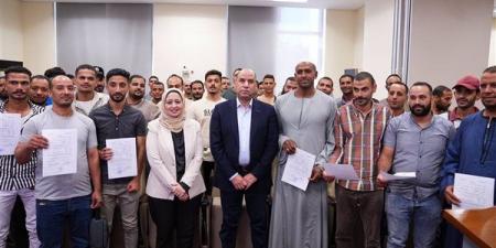 مقابل 20 ألف جنيه ومزايا أخرى، رداد يسلّم عقودًا جديدة لـ فلاحين للعمل بالأردن