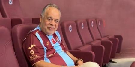 أشرف زكي وروجينا في مدرجات ملعب طرابزون سبور لدعم محمد صلاح (فيديو)