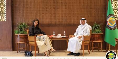 الأمين العام لمجلس التعاون يلتقي مسؤولة في معهد الشؤون الدولية