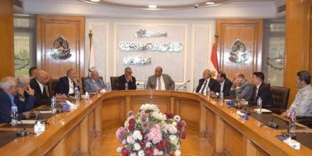غرفة القاهرة تناقش استعدادات إقامة معرض «أهلًا مدارس» الرئيسي
