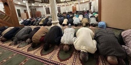 أمين الفتوى يوضح الحكم الشرعي في الصلاة بمسجد به ضريح (فيديو)