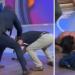 على الهواء مباشرة.. مصارع يخرج عن سيطرته ويضرب والد منافسه (فيديو)