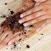 دلكة الجسم بالعرقسوس لتقشير وتنعيم البشرة
