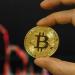 البيتكوين دون 63 ألف دولار وسط تأجيل قانون العملات المشفرة