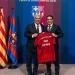 الأهلي وبرشلونة يتبادلان القمصان والهدايا التذكارية علي هامش موقعة الفريقين