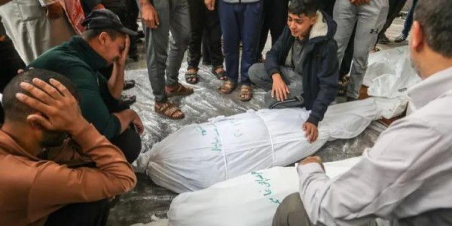 مجزرة دامية.. شهداء وجرحى في قصف الاحتلال مبنى عيادة (أونروا) في جباليا شمال القطاع