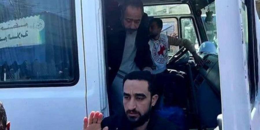 بالأسماء: وصول دفعة جديدة من الأسرى إلى مستشفى شهداء الأقصى وسط قطاع غزة