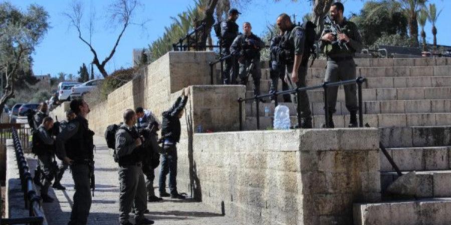 الاحتلال ينشر حواجز في محيط باب العمود بالقدس استعداداً لـ"مسيرة الأعلام" الاستفزازية
