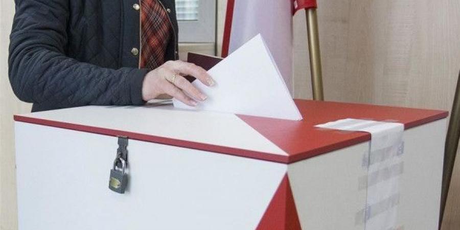 بولندا: الناخبون يتوجهون إلى صناديق الاقتراع لاختيار رئيسهم في جولة الإعادة