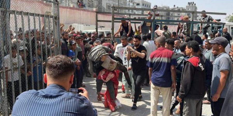 شهداء وجرحى في استهداف الاحتلال "منتظري المساعدات" وسط قطاع غزة