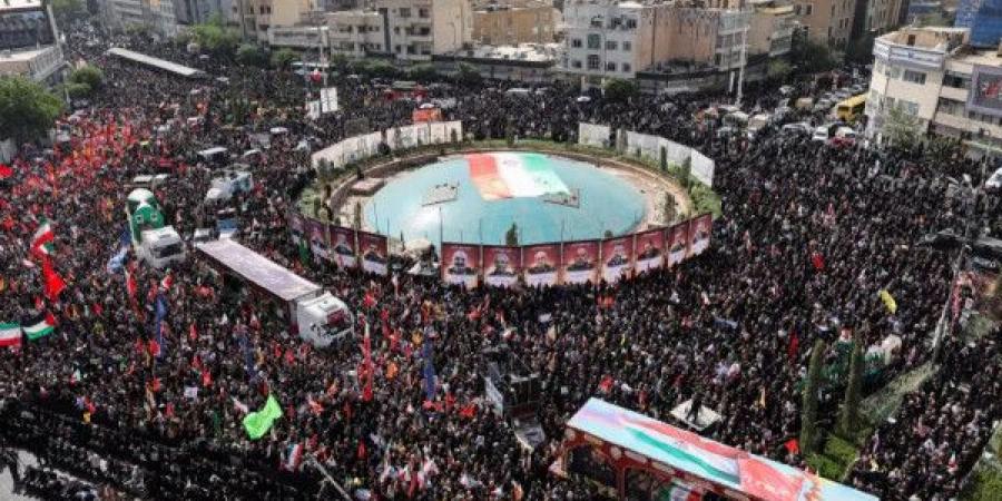 فيديو: إيران تشيّع جثامين 60 من قادتها وعلمائها في جنازة مهيبة