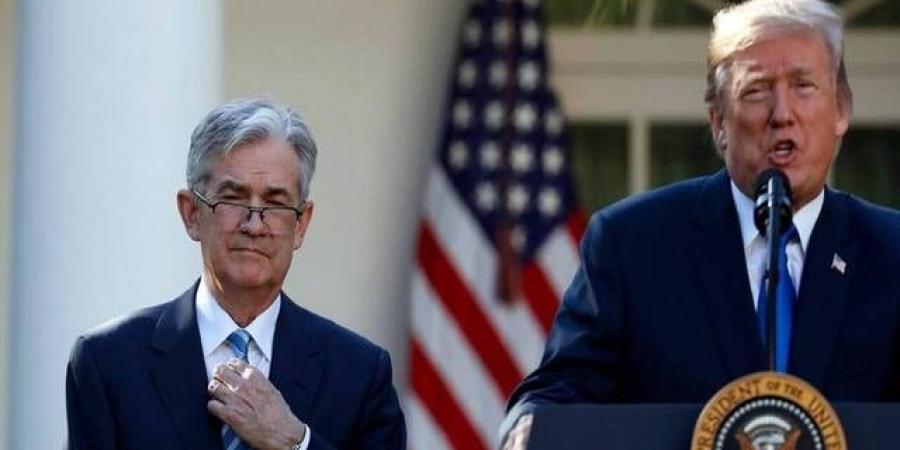 الرئيس الأمريكي يستبعد إقالة رئيس الفيدرالي ويواصل انتقاد سياساته