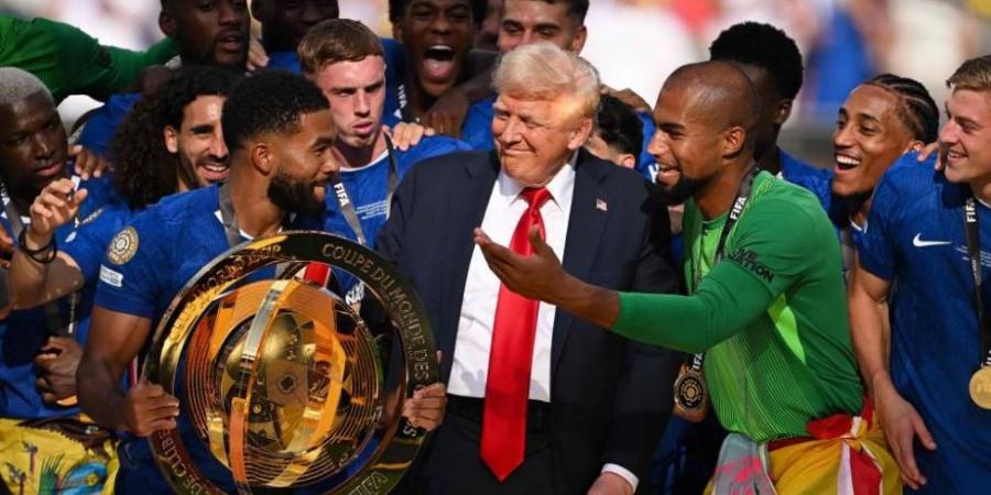 رفض مغادرة منصة تتويج بطل العالم.. ترامب يصر على الاحتفال مع لاعبي تشيلسي ويثير الجدل