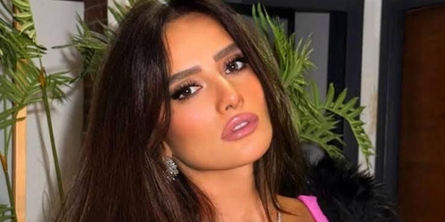 ظهور توأم بجانب زينة يشعل مواقع التواصل.. هل هما ابناها فعلاً؟