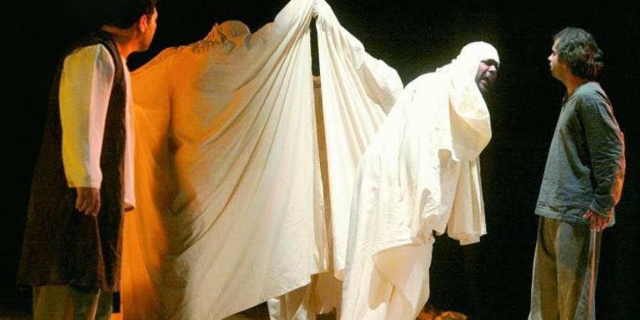 «الظمأ».. أفكار تتحرك على خشبة المسرح