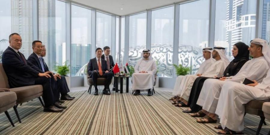 منصور بن محمد يبحث التعاون الرياضي بين الإمارات والصين