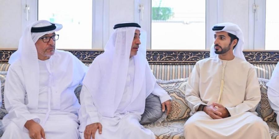 راشد بن حميد يعزي في وفاة مهرة المطروشي