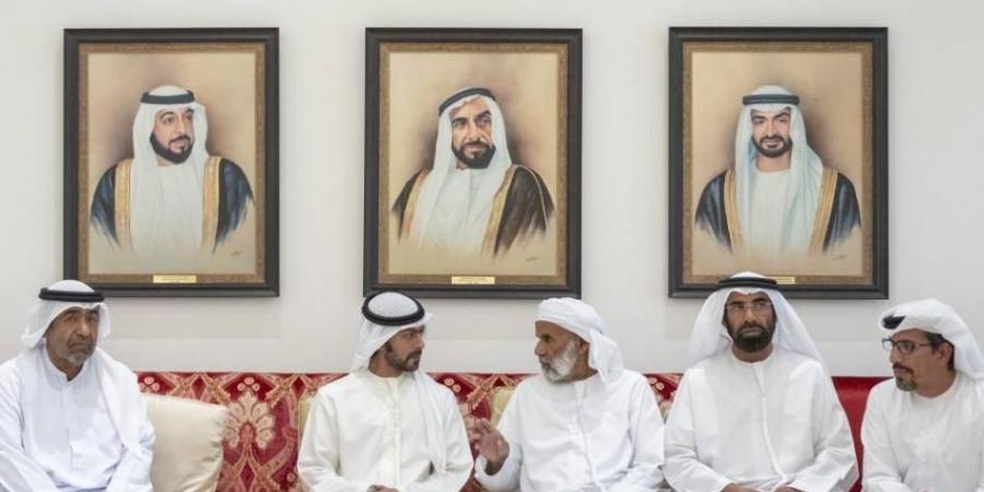 خليفة بن طحنون يُقدم واجب العزاء في وفاة سهيل العامري